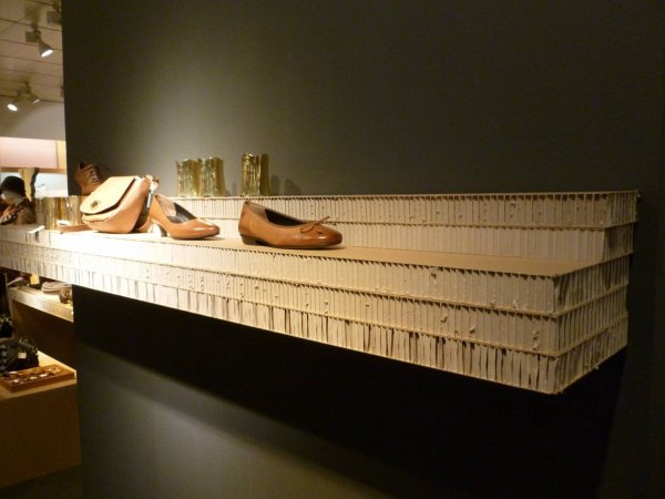 Etagère de présentation de produit en carton. Agencement de magasins