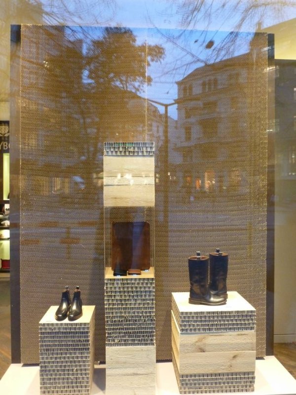 Aménagement de vitrine en carton. Petit mobilier 100% carton