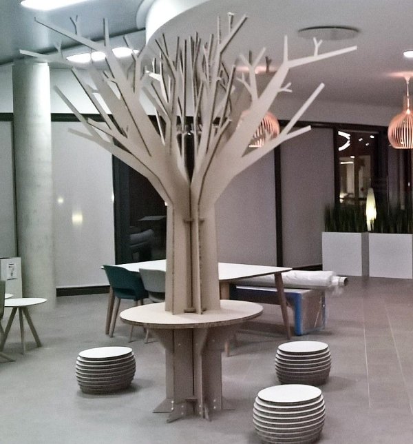 Arbre et poufs en carton