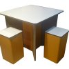 Table et tabourets en carton