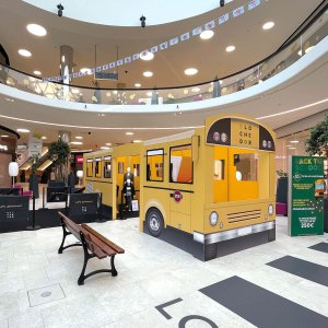 Bus géant en carton