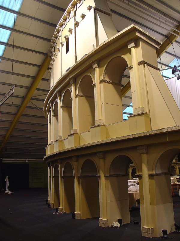 Façade extérieure "Le Colisée" 100% carton - Décor en carton